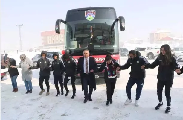 Erdoğan takım otobüsü hediye edince -3 derecede halay çektiler