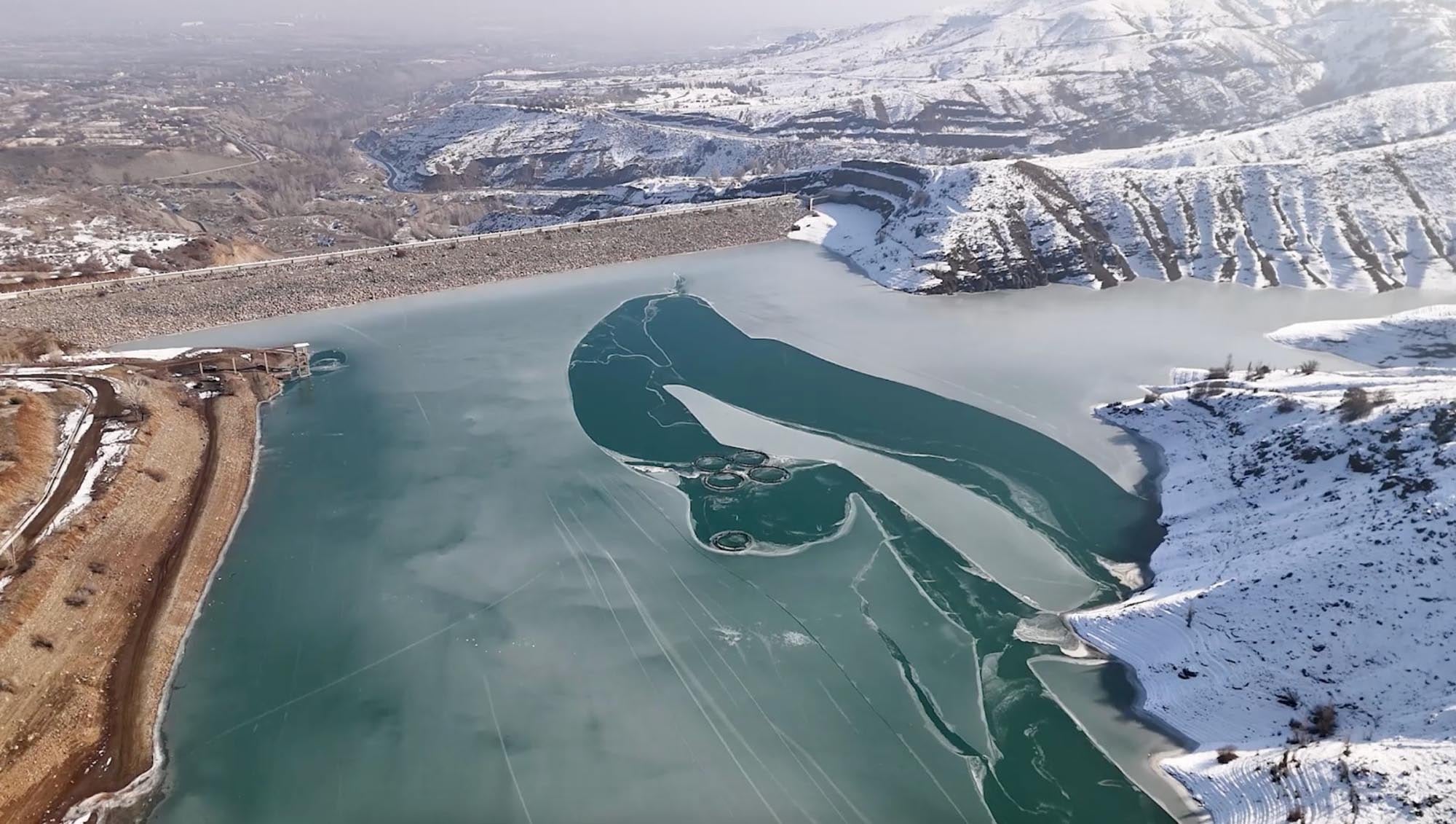 Erzincan’da Göyne Baraj Gölü buz tuttu