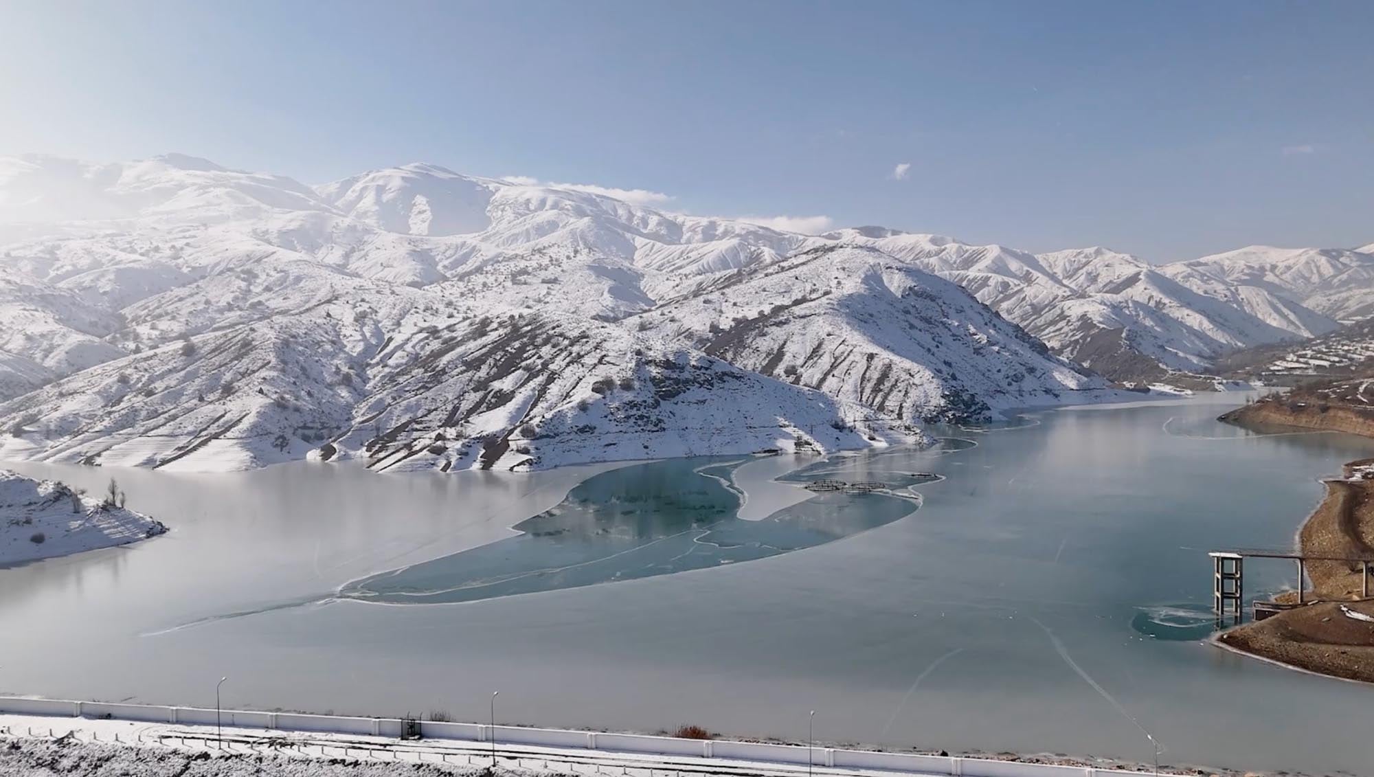 Erzincan’da Göyne Baraj Gölü buz tuttu