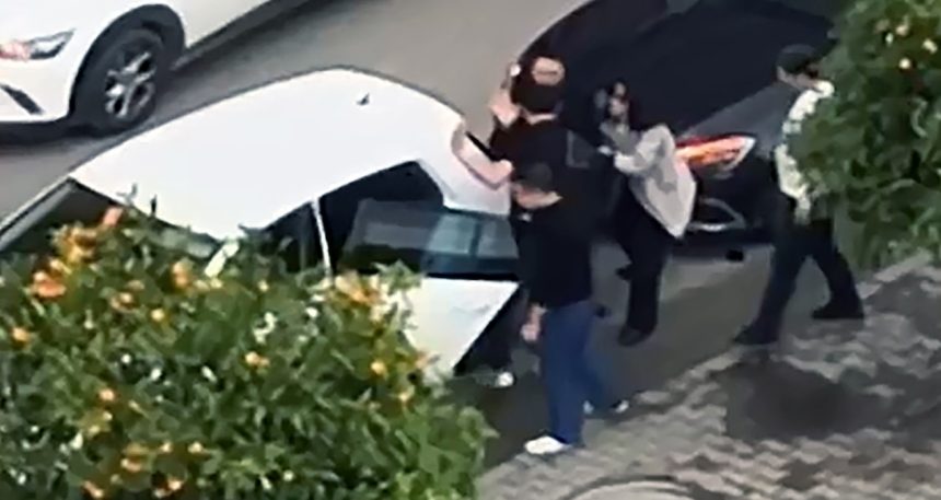 Eşine önce çarptı sonra darbetti: O anlar anbean kameraya yansıdı