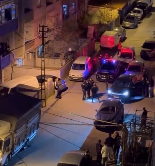 Firari hükümlü, husumetlisini evinin önünde silahla öldürdü 1 Firari hükümlü, husumetlisini evinin önünde silahla öldürdü