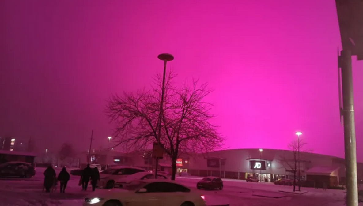 Gören bir daha baktı: Gökyüzü pespembe oldu, kimse sebebini tahmin edemedi 1 Gören bir daha baktı: Gökyüzü pespembe oldu, kimse sebebini tahmin edemedi