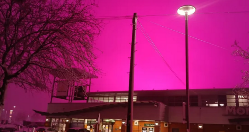 goren-bir-daha-bakti-gokyuzu-pespembe-oldu-kimse-sebebini-tahmin-edemedi-bpHqSaYn.jpg Gören bir daha baktı: Gökyüzü pespembe oldu, kimse sebebini tahmin edemedi