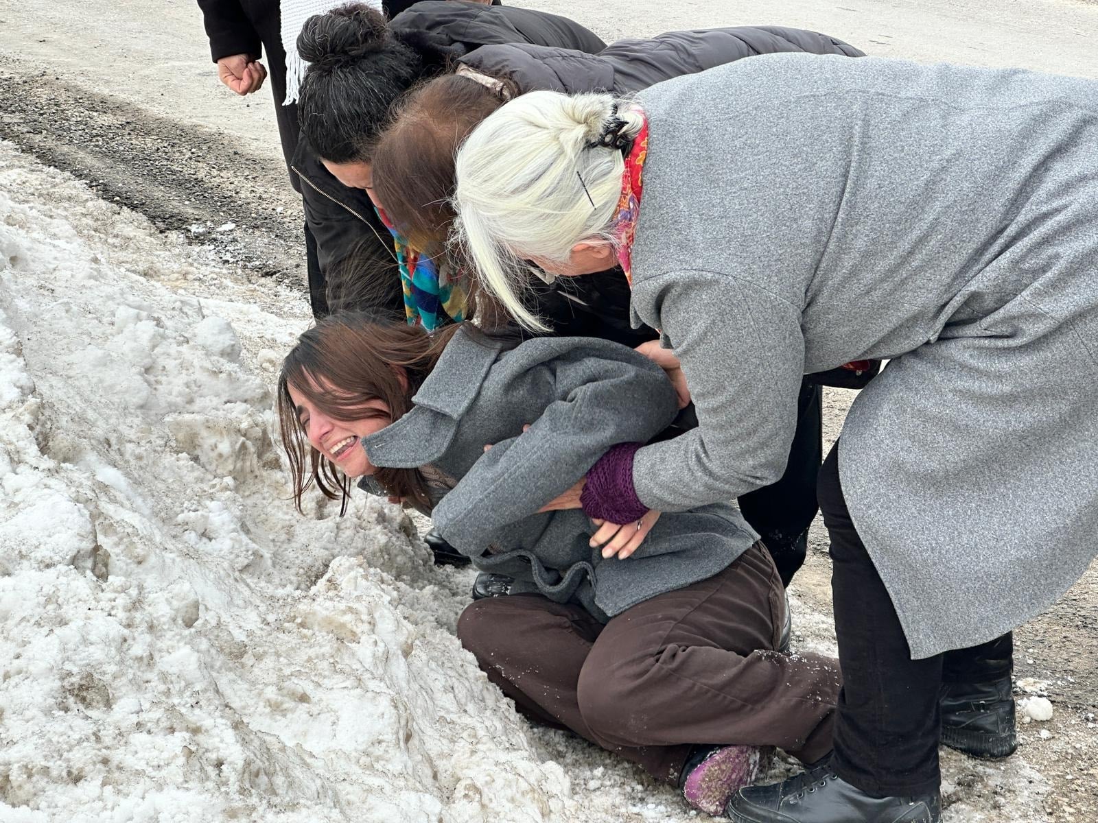 Gülistan Doku'nun annesi, köprüden atlamak istedi! Feryadı yürekleri dağladı 2 Gülistan Doku'nun annesi, köprüden atlamak istedi! Feryadı yürekleri dağladı