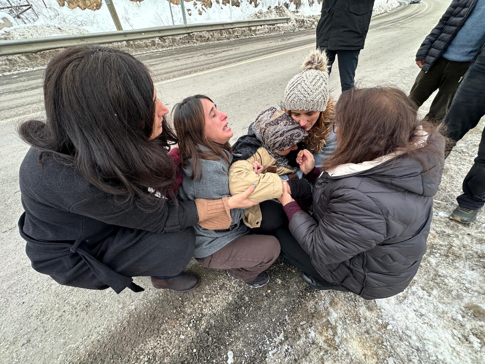 Gülistan Doku'nun annesi, köprüden atlamak istedi! Feryadı yürekleri dağladı 3 Gülistan Doku'nun annesi, köprüden atlamak istedi! Feryadı yürekleri dağladı