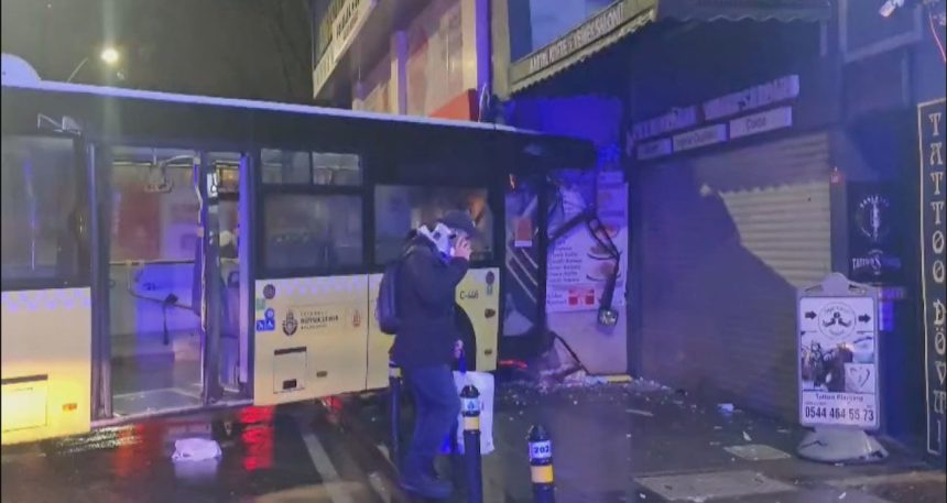 İETT otobüsü duvara çarptı! Yaralılar var
