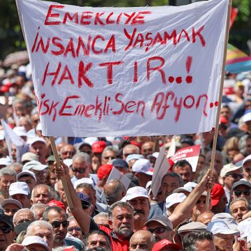 İktidar emekliyi fakirlikte eşitledi