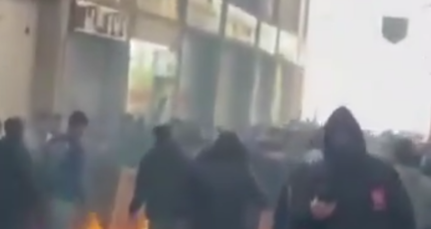 iran-polisi-protestolarin-kalbine-cikartma-yapti-rimTNYEp.jpg İran polisi, protestoların kalbine çıkartma yaptı
