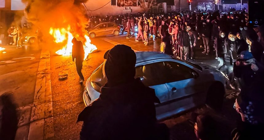 iranda-sokaga-cikmanin-cezasi-idam-allaha-savas-acma-sucuyla-yargilanacaklar-FyhXnFWX.jpg İran’da sokağa çıkmanın cezası idam: Allah’a savaş açma suçuyla yargılanacaklar