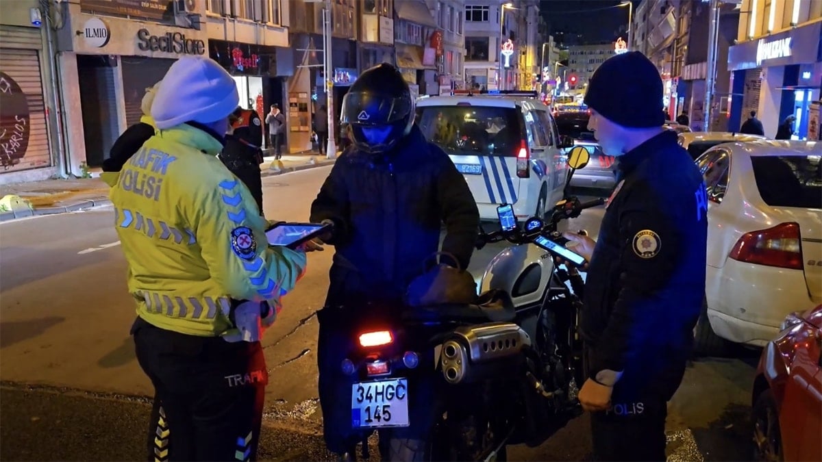 İstanbul polisi tüm ilçelerde teyakkuza geçti 2 İstanbul polisi tüm ilçelerde teyakkuza geçti
