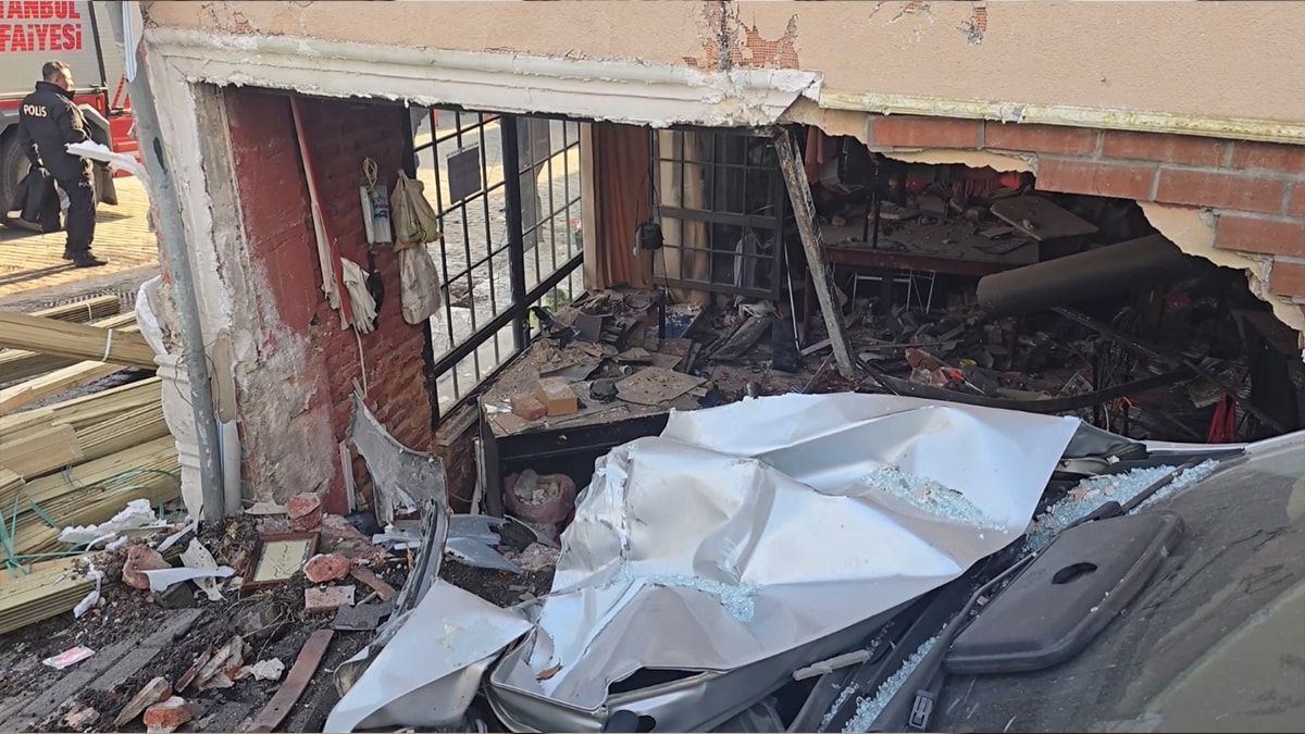 İstanbul'da kontrolden çıkan kamyon ortalığı savaş alanına çevirdi: 1'i turist 2 ölü 1 İstanbul'da kontrolden çıkan kamyon ortalığı savaş alanına çevirdi: 1'i turist 2 ölü