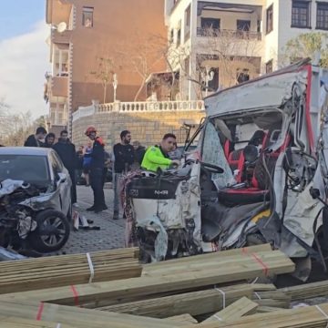 istanbulda-kontrolden-cikan-kamyon-ortaligi-savas-alanina-cevirdi-1i-turist-2-olu-JREVAFZg.jpg İstanbul’da kontrolden çıkan kamyon ortalığı savaş alanına çevirdi: 1’i turist 2 ölü