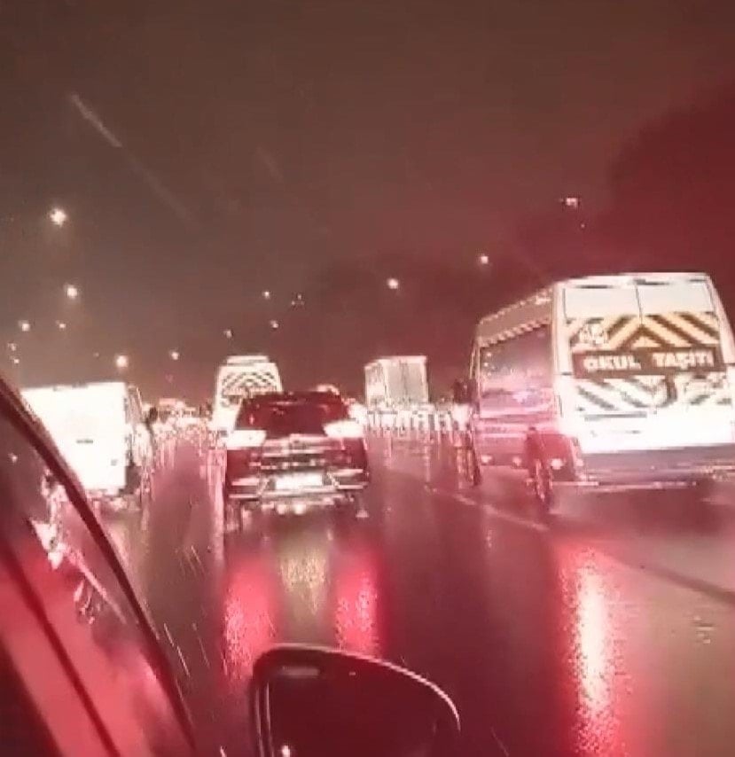 İstanbul'da okullar tatil edildi, haftanın ilk günü yollar boş kaldı