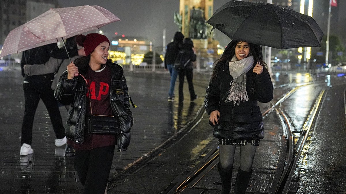 İstanbul'u sağanak vurdu: Ev ve iş yerlerini su bastı, sürücüler güçlükle ilerledi