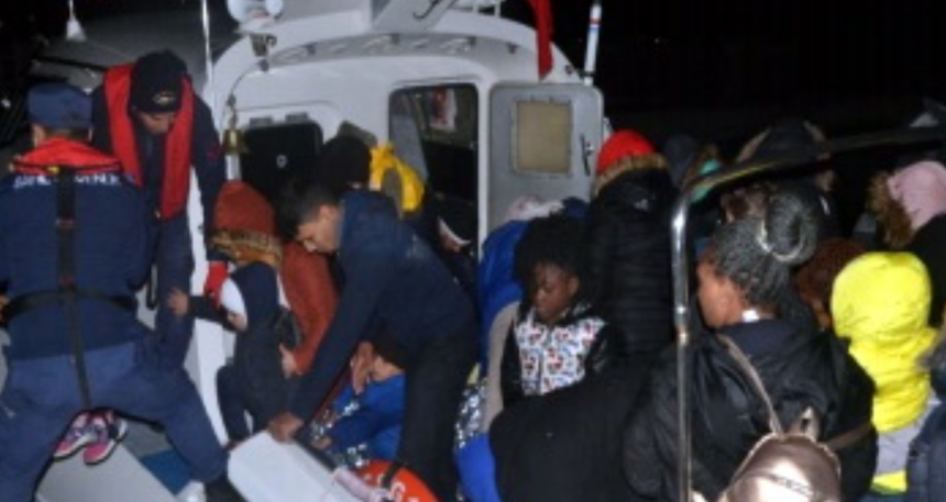 İzmir açıklarında göçmen botu battı, ölü ve kayıplar var