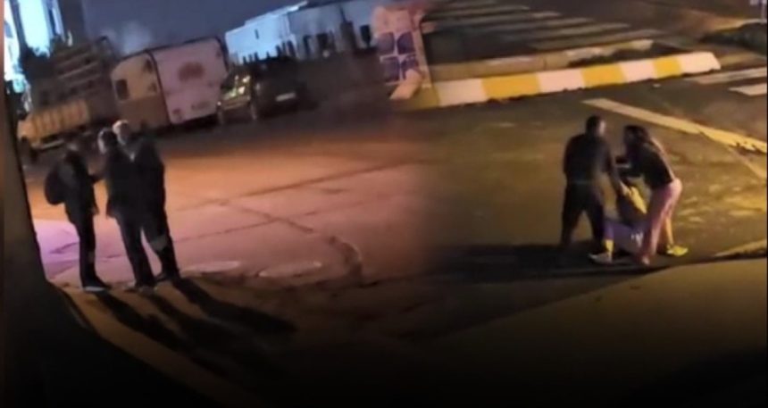 kaldirimda-oturan-2-kadini-sokak-ortasinda-tekme-tokat-dovdu-jJ6CieaV.jpg Kaldırımda oturan 2 kadını sokak ortasında tekme tokat dövdü