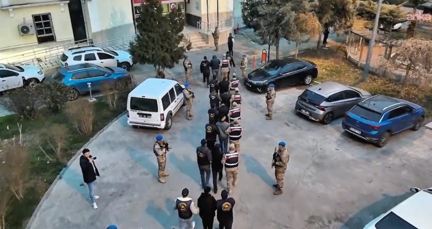 kamunun-kablosunu-bile-calmislar-14-kisi-gozaltinda-SIUkFMLK.jpg Kamunun kablosunu bile çalmışlar! 14 kişi gözaltında