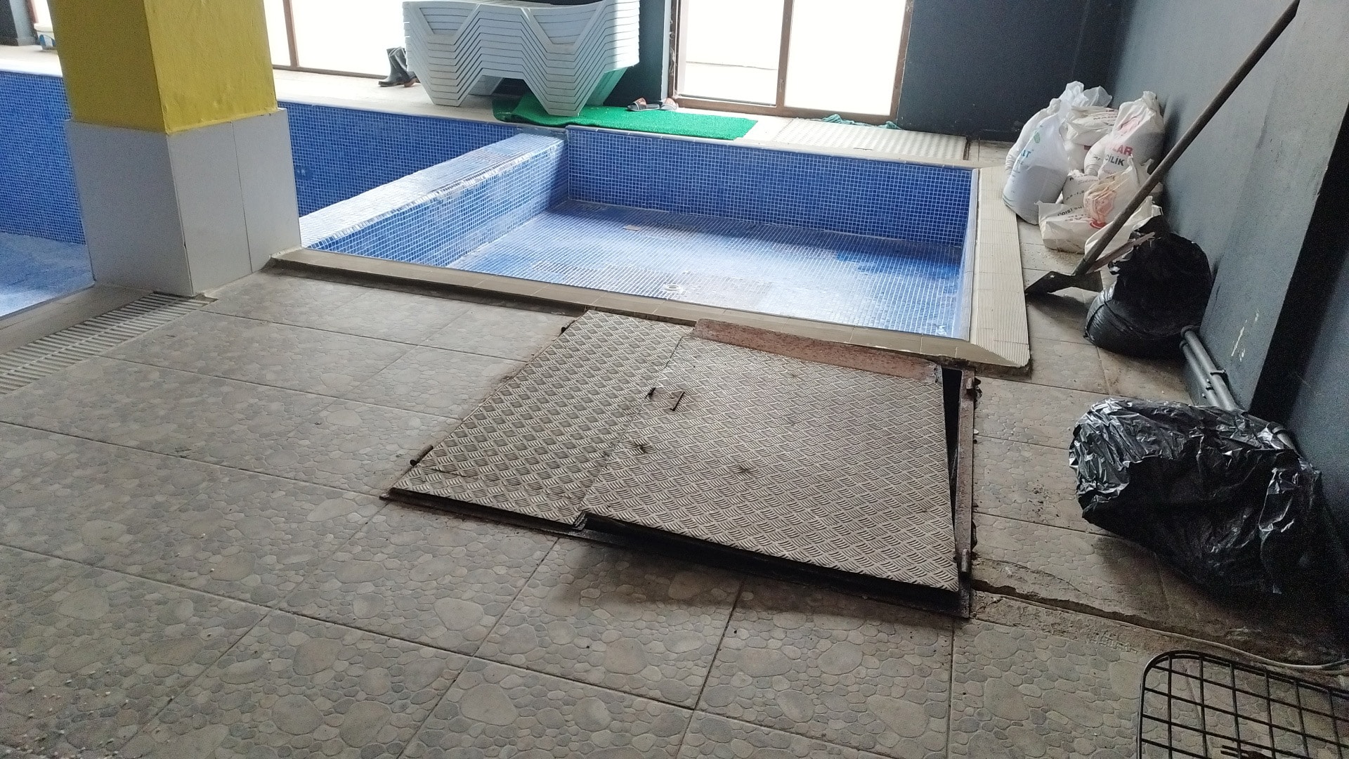 Kan donduran itiraf! Babasını öldürüp havuza gömmüş! 1 Kan donduran itiraf! Babasını öldürüp havuza gömmüş!