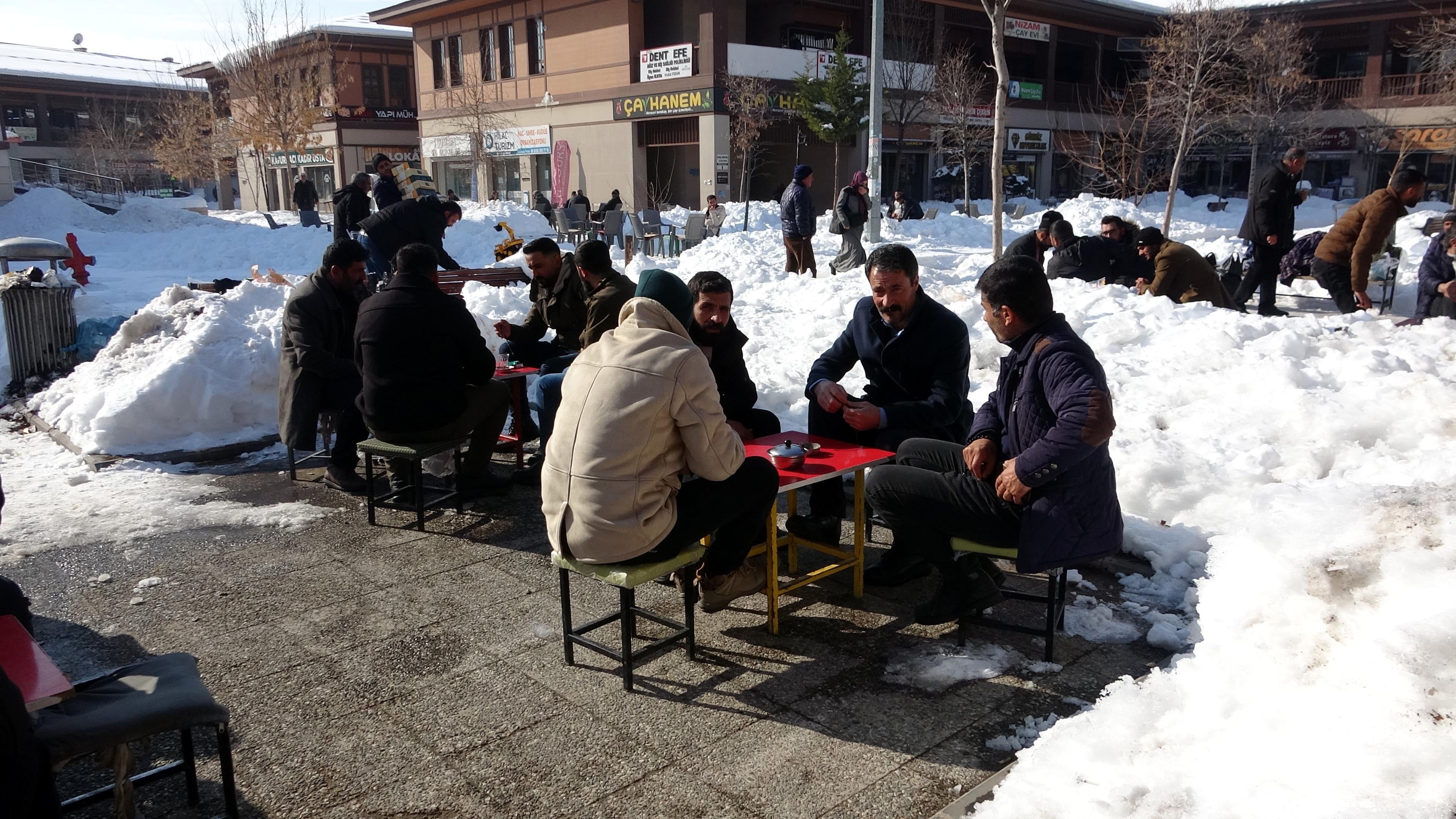 Kar kütlelerinin arasında masa kurup, çay içtiler 1 Kar kütlelerinin arasında masa kurup, çay içtiler