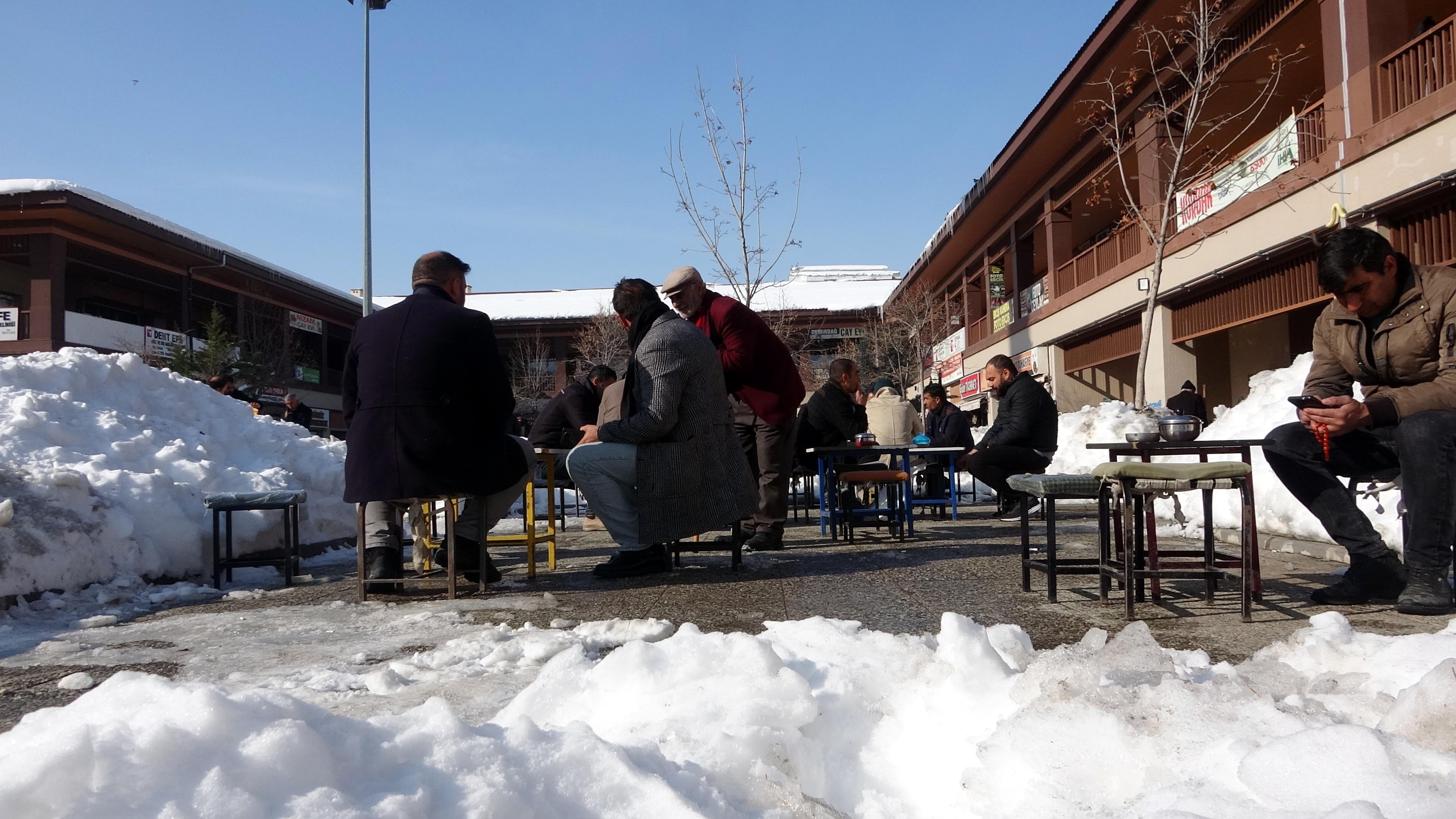 Kar kütlelerinin arasında masa kurup, çay içtiler 2 Kar kütlelerinin arasında masa kurup, çay içtiler