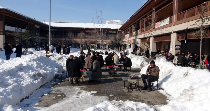 kar-kutlelerinin-arasinda-masa-kurup-cay-ictiler-Ia2pO56J.jpg Kar kütlelerinin arasında masa kurup, çay içtiler