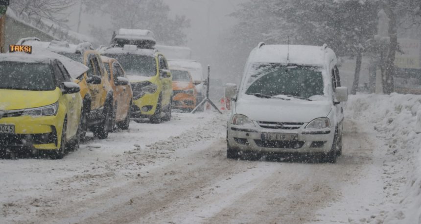 kar-ve-cig-tehlikesi-yollari-trafige-kapatti-y3xktpOY.jpg Kar ve çığ tehlikesi yolları trafiğe kapattı