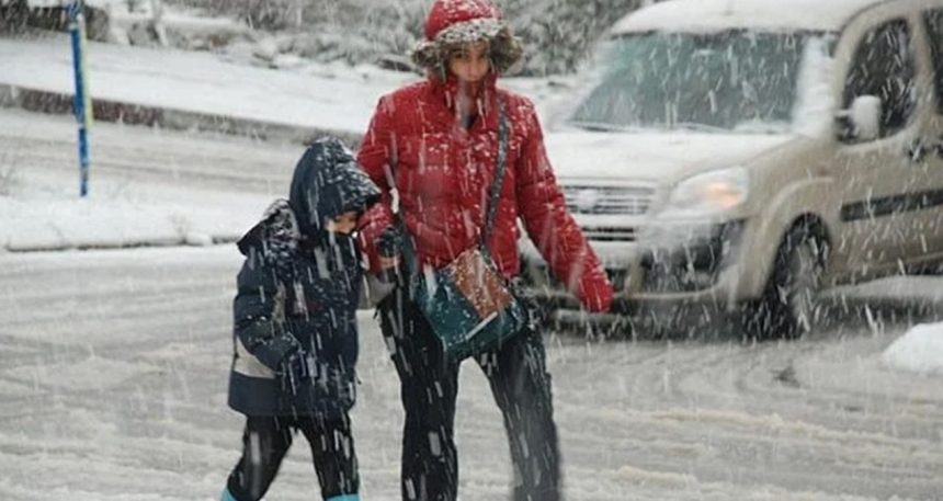 Kar yağışı başladı! Tatil haberleri peş peşe geldi