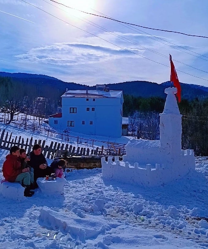 Kardan Kız Kulesi önünde çay keyfi 1 Kardan Kız Kulesi önünde çay keyfi