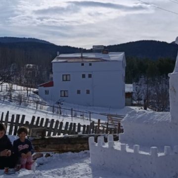 Kardan Kız Kulesi önünde çay keyfi