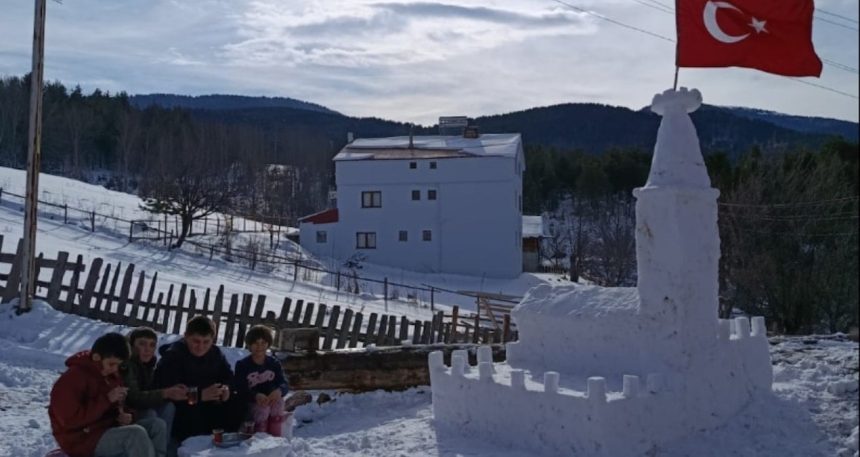 kardan-kiz-kulesi-onunde-cay-keyfi-P6qYljd9.jpg Kardan Kız Kulesi önünde çay keyfi