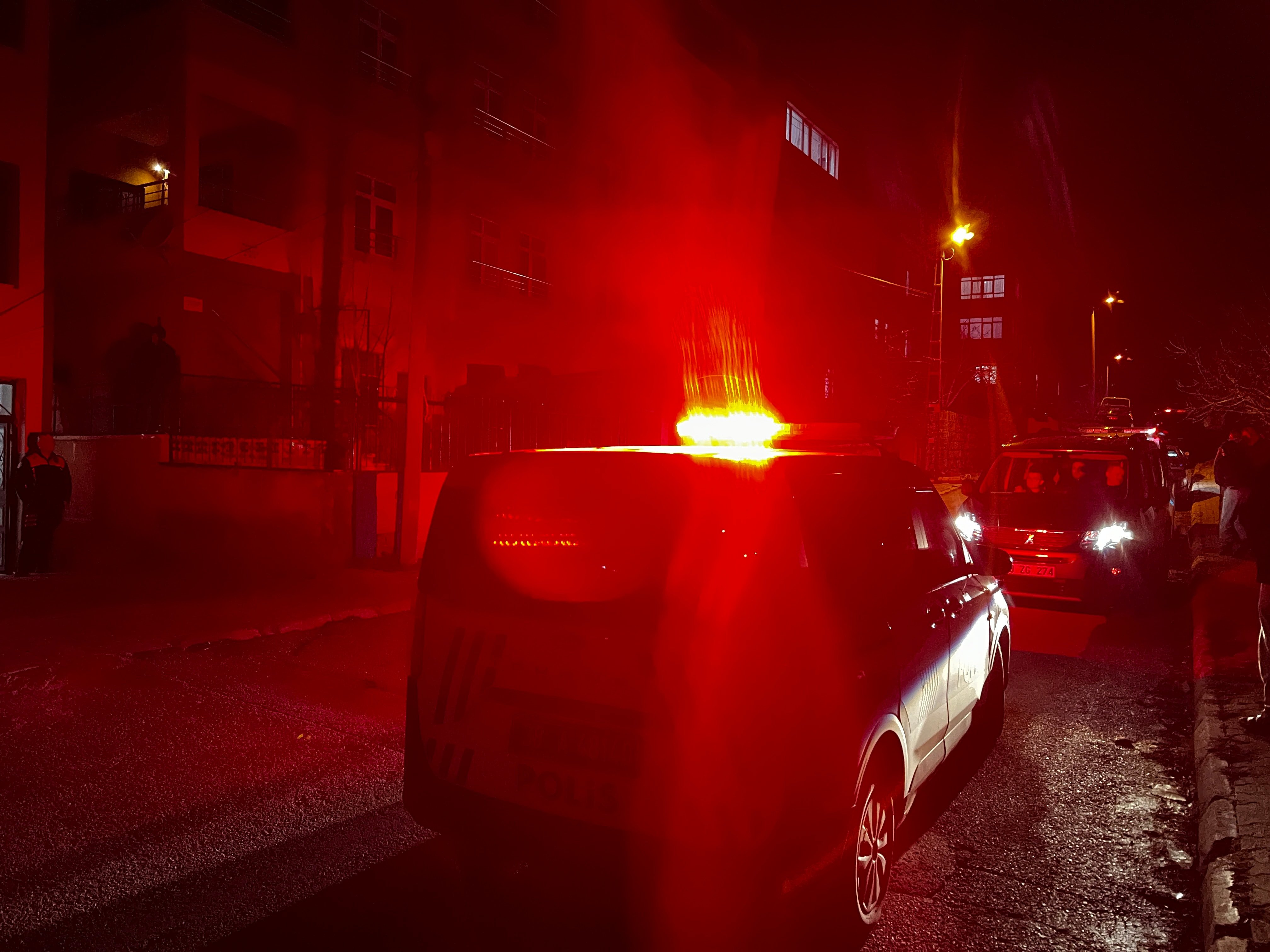 Kendisinden 14 yaş küçük erkek arkadaşını banyoda bıçaklayarak öldürdü