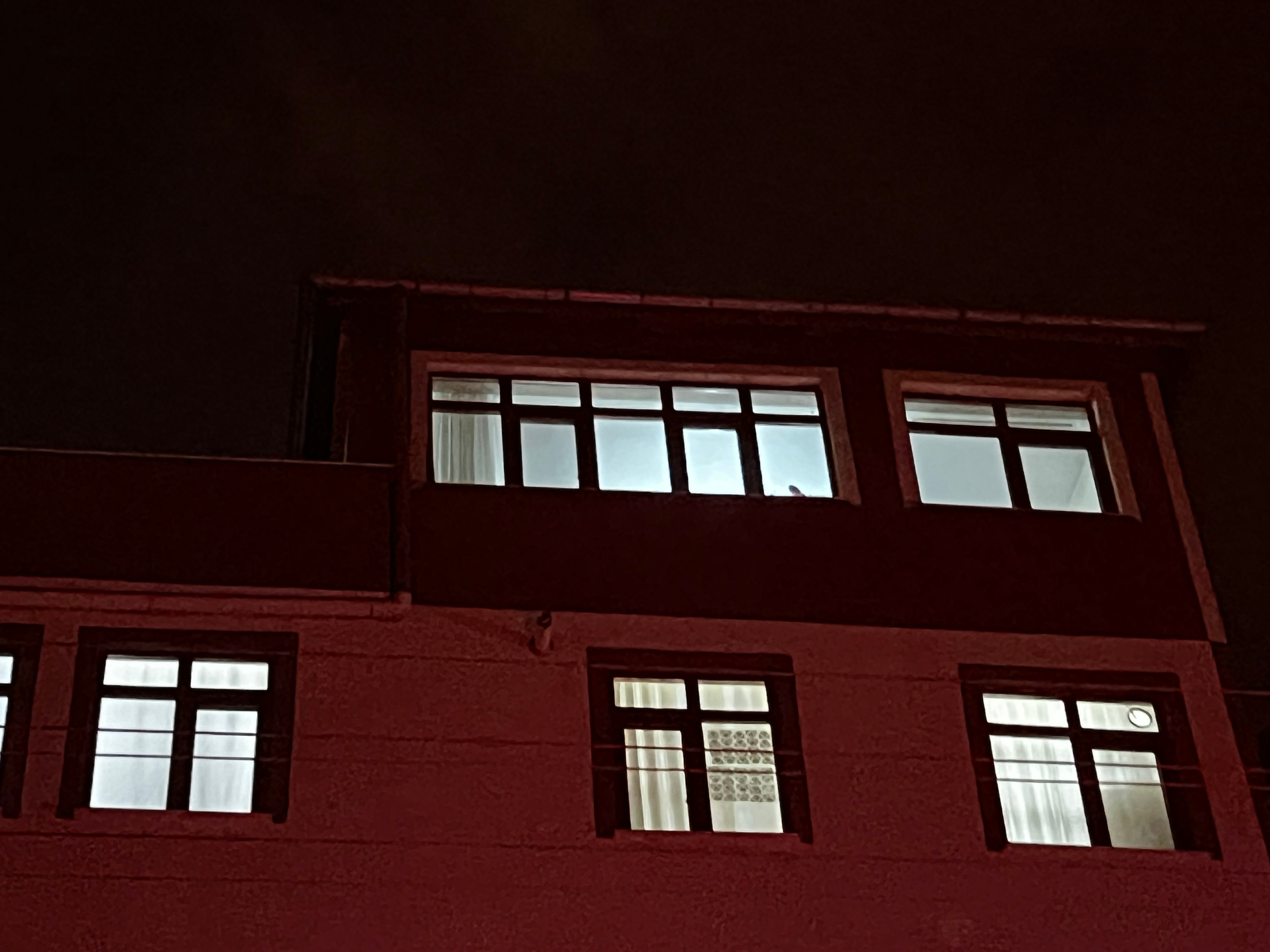 Kendisinden 14 yaş küçük erkek arkadaşını banyoda bıçaklayarak öldürdü