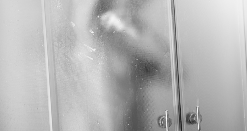 Kendisinden 14 yaş küçük erkek arkadaşını banyoda bıçaklayarak öldürdü