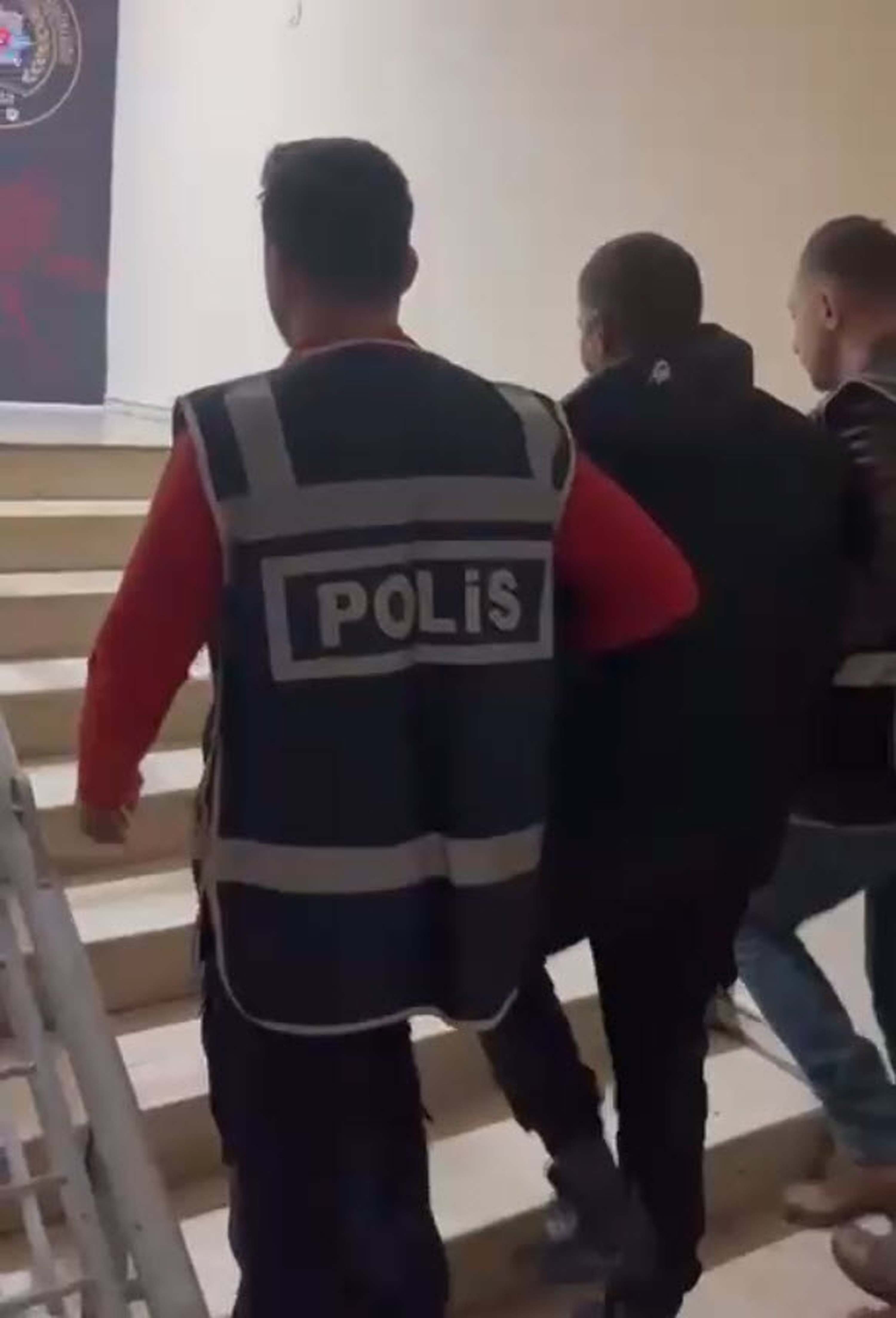 Kılık değiştirip ilçe ilçe kaçtı, hurda aracın bagajında yakalandı 1 Kılık değiştirip ilçe ilçe kaçtı, hurda aracın bagajında yakalandı