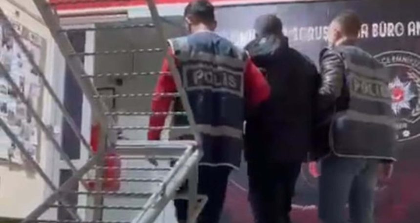 kilik-degistirip-ilce-ilce-kacti-hurda-aracin-bagajinda-yakalandi-yJe19z13.jpg Kılık değiştirip ilçe ilçe kaçtı, hurda aracın bagajında yakalandı