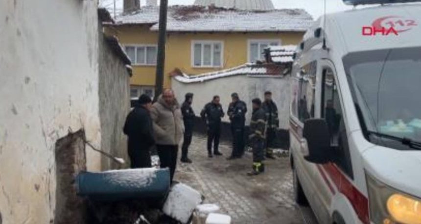 Kütahya’da 2 katlı kerpiç ev çöktü; 1 yaralı