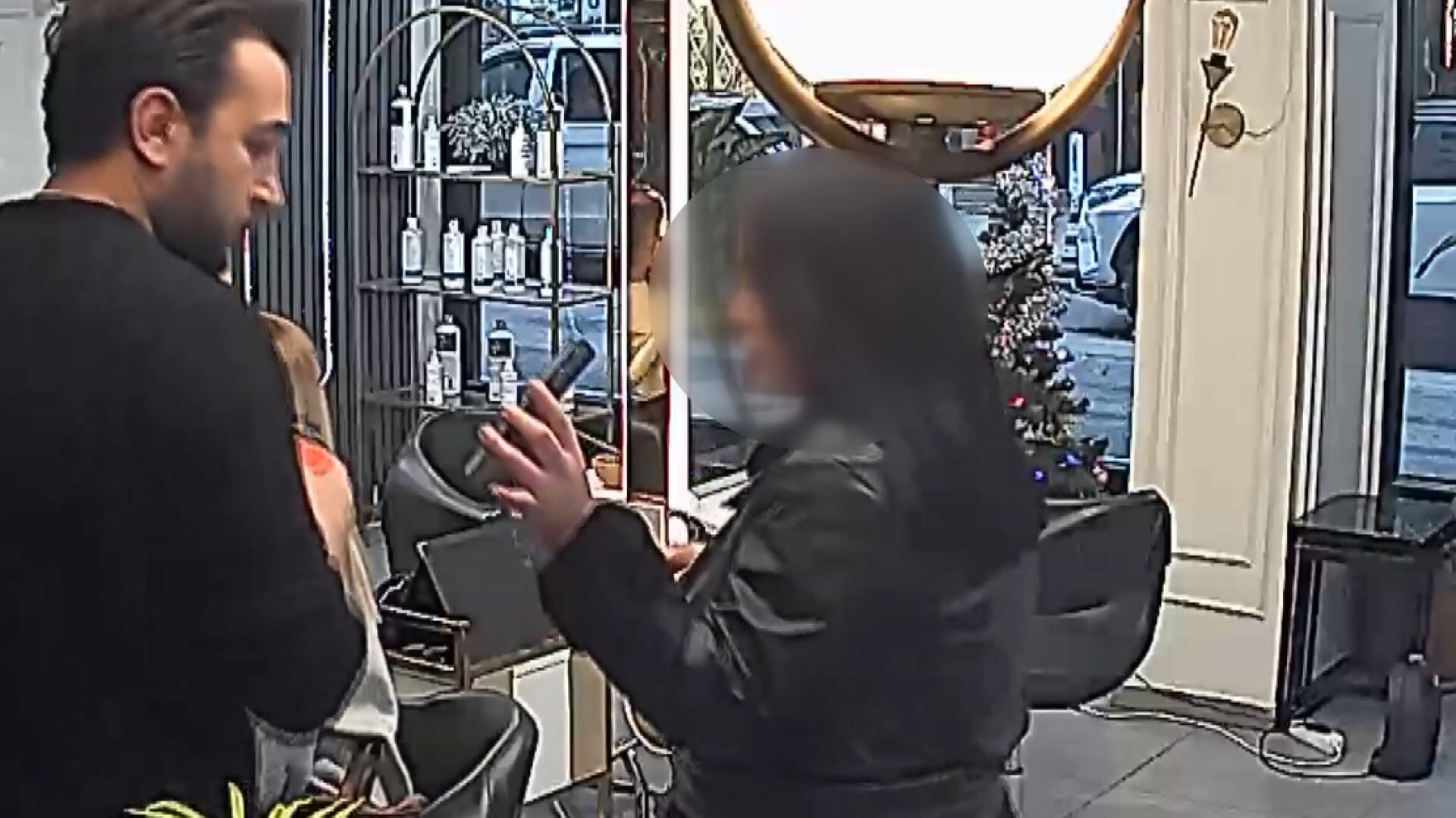 Manikürünü pedikürünü yaptırdı arkasına bakmadan kaçtı!