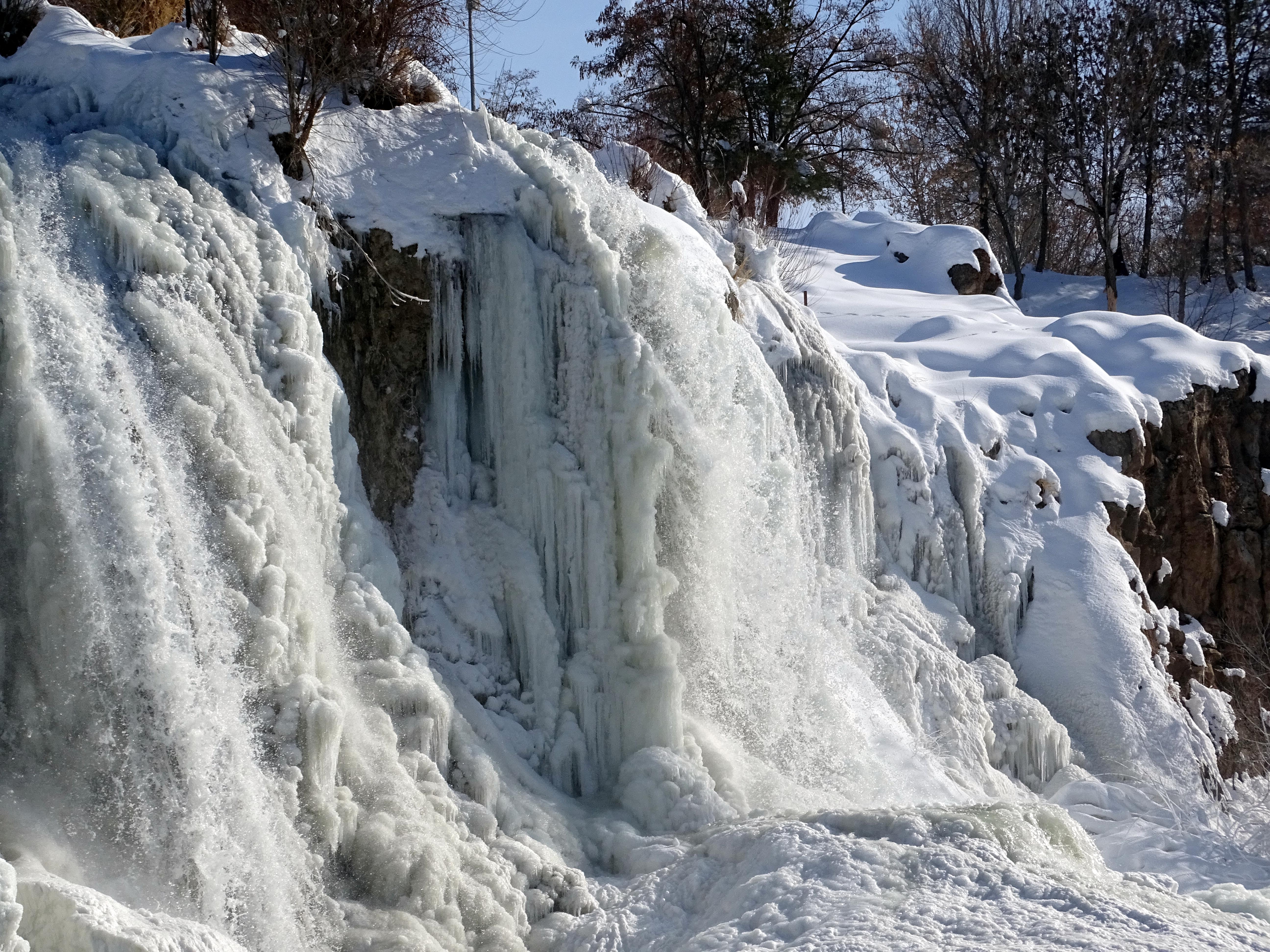 Muradiye Şelalesi buz tuttu 2 Muradiye Şelalesi buz tuttu