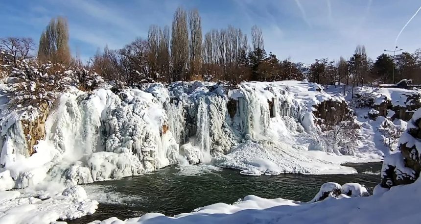 muradiye-selalesi-buz-tuttu-jeKSEMI8.jpg Muradiye Şelalesi buz tuttu