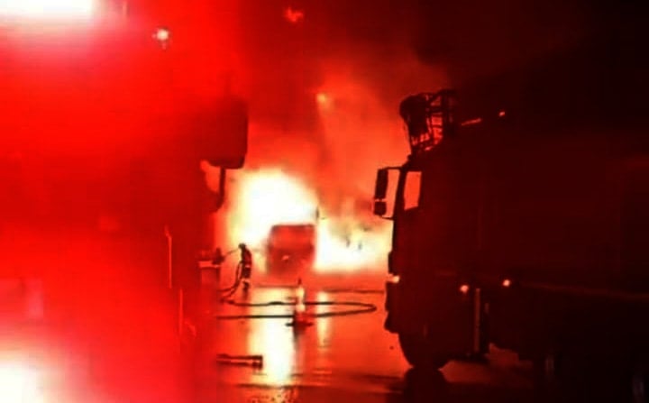 Nurdağı’nda çocuk bezi yüklü TIR alev alev yandı