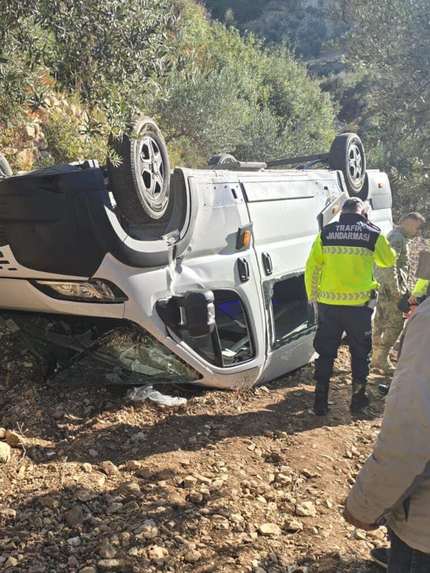 Öğrenci servis minibüsü şarampole yuvarlandı: 6 yaralı 1 Öğrenci servis minibüsü şarampole yuvarlandı: 6 yaralı