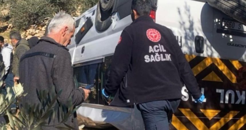 ogrenci-servis-minibusu-sarampole-yuvarlandi-6-yarali-rEzYGzu1.jpg Öğrenci servis minibüsü şarampole yuvarlandı: 6 yaralı