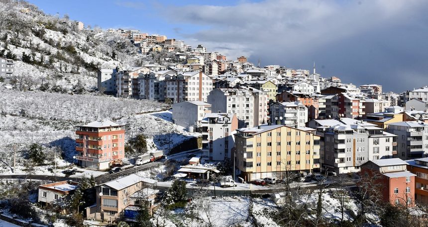 Ordu’nun Akkuş ilçesinde kar nedeniyle eğitime ara verildi