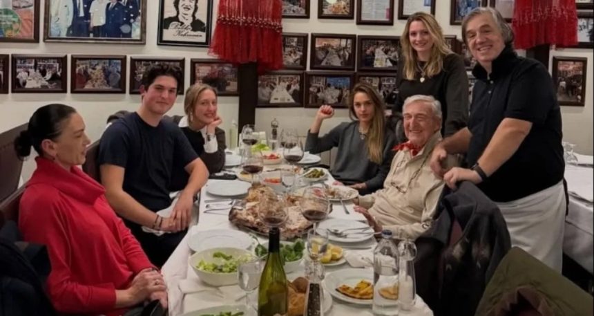 rahmi-koc-torunlarini-yanina-topladi-balik-keyfi-yapti-hTAkQthp.jpg Rahmi Koç torunlarını yanına topladı, balık keyfi yaptı