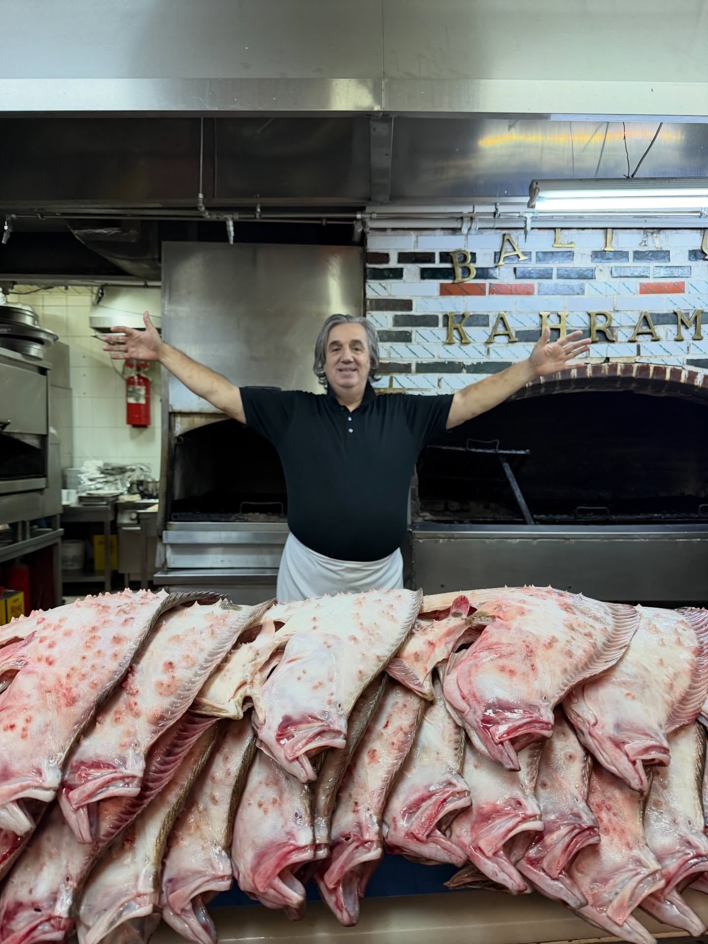 Rahmi Koç'un gediklisi olduğu balıkçının fiyatları sosyal medyayı karıştırdı