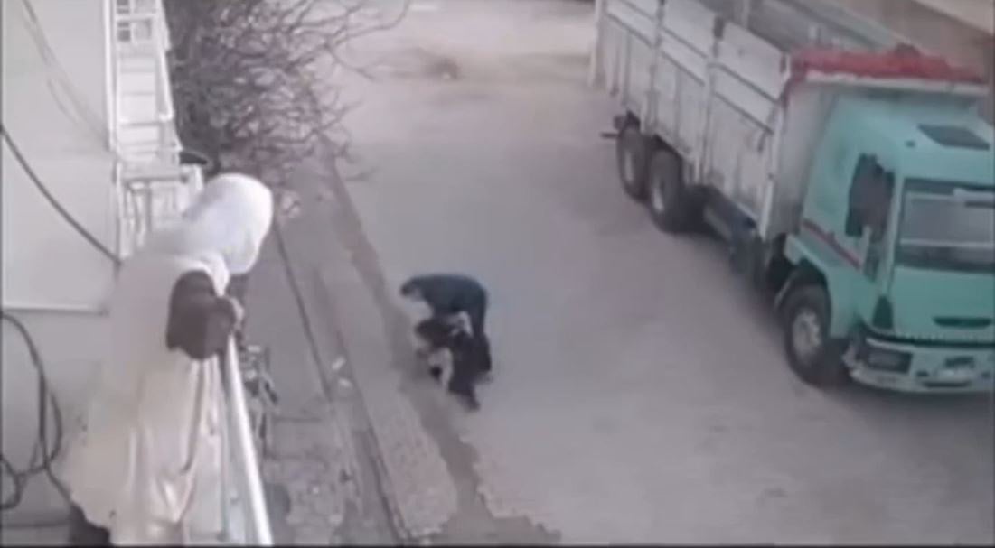 Sokakta gördüğü kadın ve çocuklara saldırdı, mahalleli balkondan izledi! Mardin'de akıllara zarar olay