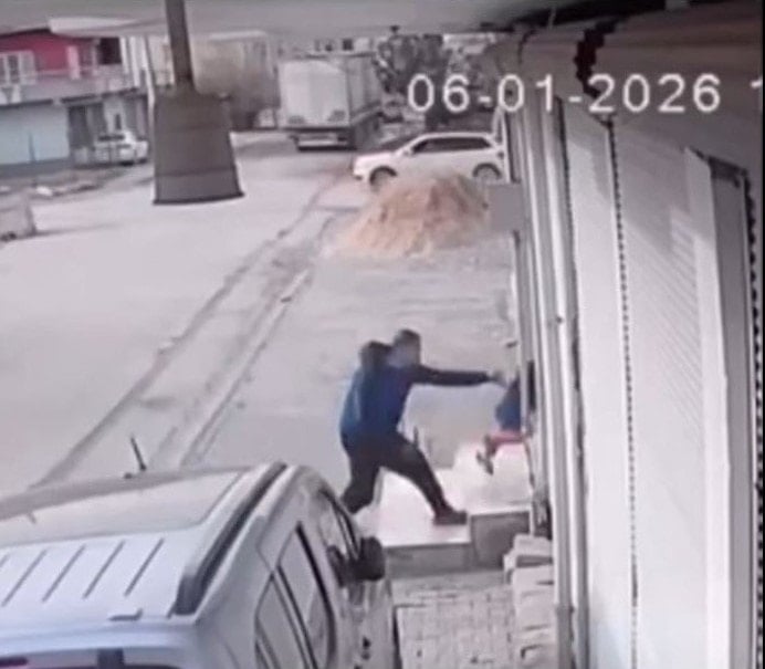 Sokakta gördüğü kadın ve çocuklara saldırdı, mahalleli balkondan izledi! Mardin'de akıllara zarar olay