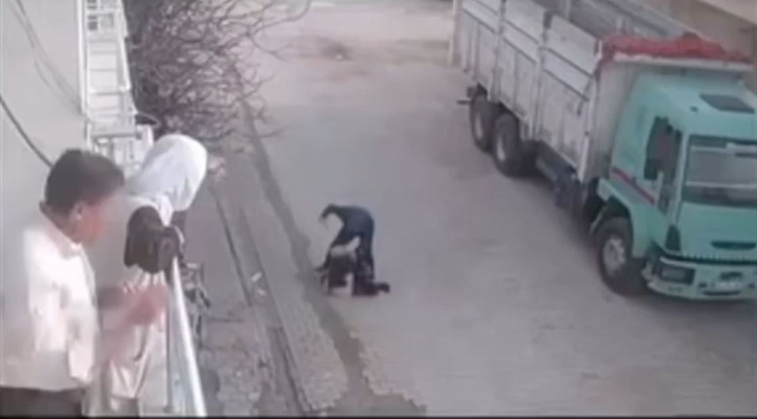 Sokakta gördüğü kadın ve çocuklara saldırdı, mahalleli balkondan izledi! Mardin'de akıllara zarar olay