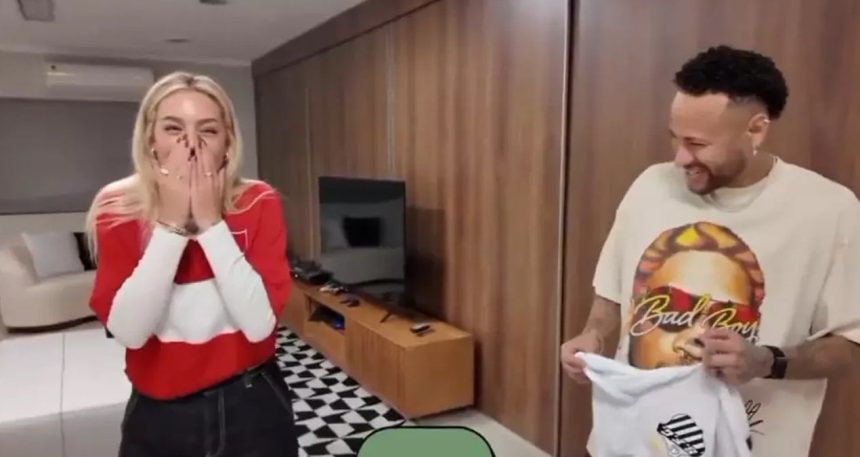 Survivor Aycan fermuarını açık unuttu Neymar ne yapacağını şaşırdı