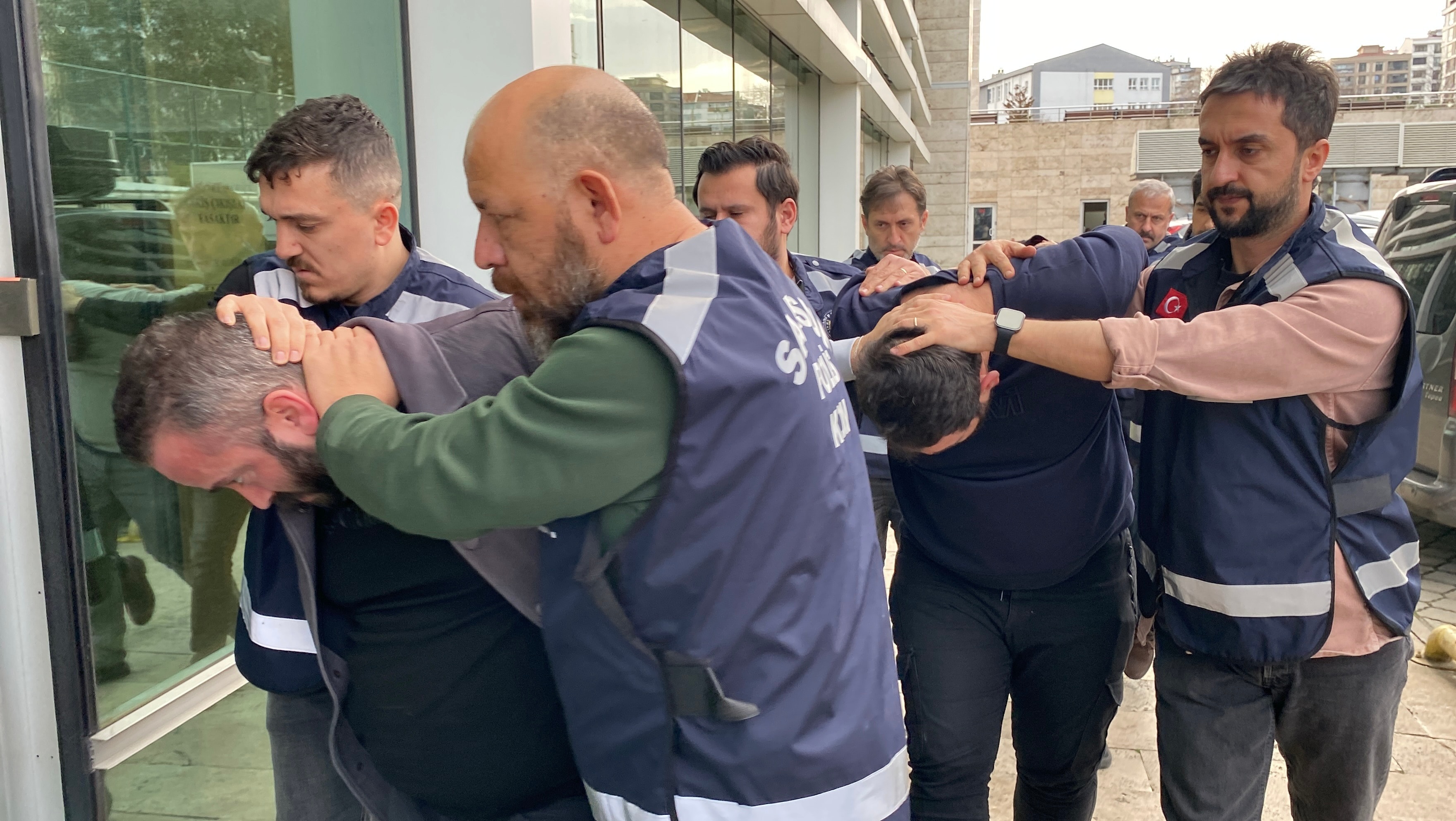 Tehdit edip dövdüler, 200 Bin lirasını aldılar 1 Tehdit edip dövdüler, 200 Bin lirasını aldılar